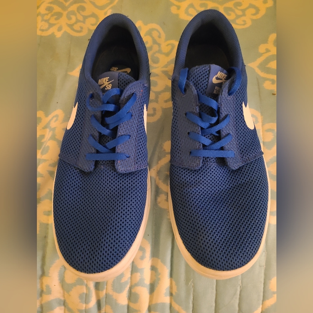 Royal Blue Nikes Men's 9.5 Women's 11